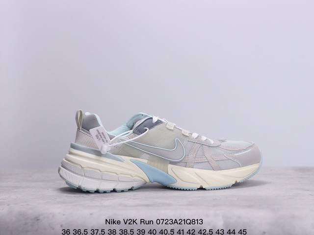 Nike V2K Run 复古单品 复古老爹鞋跑步鞋 鞋款被命名为 Runtekk 设计上借鉴了 2000 年的跑鞋风格 配色上以金属银为主调 简练又有复古运动