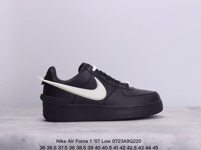 耐克 Nike Air Force 1 '07 Low 空军一号低帮，柔软、弹性十足的缓震性能和出色的中底设计，横跨复古与现代的外型结合，造就出风靡全球三十多年