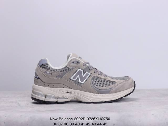 新百伦 New Balance 2002R 跑鞋 男女运动鞋 潮老爹鞋。沿袭了面世之初的经典科技，以 Encap 中底配以升级版 N-Ergy 缓震物料。鞋面则