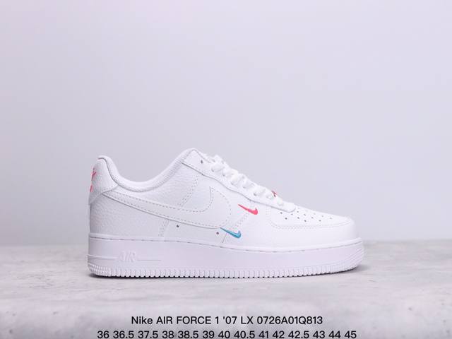 真标耐克nike Air Force 1 '07 Lx 空军一号低帮百搭休闲运动板鞋。柔软、弹性十足的缓震性能和出色的中底设计，横跨复古与现代的外型结合，造就出