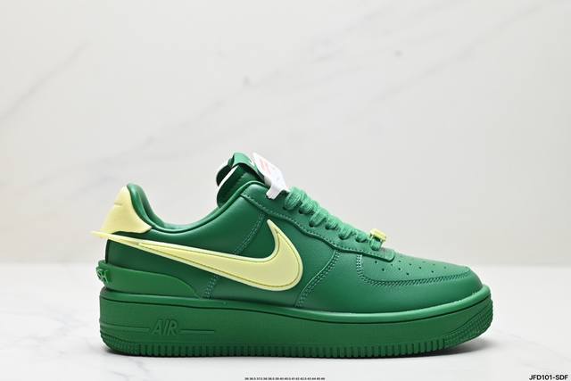 公司级ambush X Nk Air Force 1‘07 Low ”Phantom“ 联名款 空军一号低帮休闲板鞋 #鞋款鞋身以及内衬均采用了纯色皮革打造，标