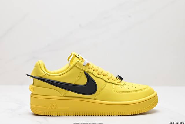 公司级ambush X Nk Air Force 1‘07 Low ”Phantom“ 联名款 空军一号低帮休闲板鞋 #鞋款鞋身以及内衬均采用了纯色皮革打造，标