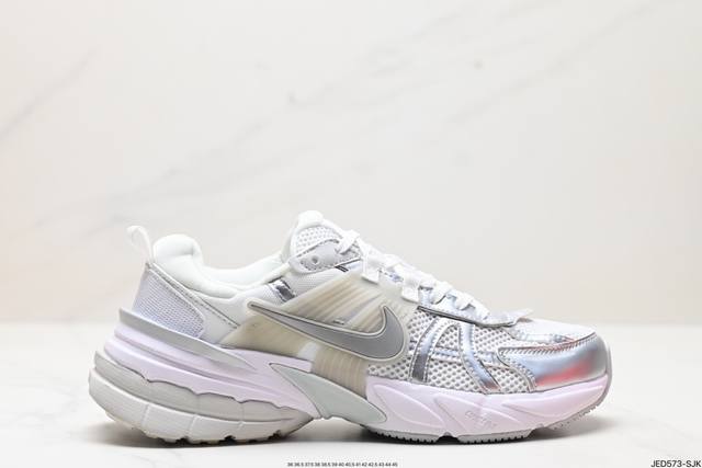 公司级耐克nike V2K Run跑步鞋复古风潮 网面透气运动鞋 灰银紧致的鞋面材质提供良好的包裹性鞋侧 Swoosh以及鞋头部分搭配增添不少亮点的镀铬细节鞋垫