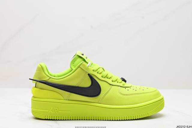 公司级耐克nike Air Force 1‘07 空军一号低帮百搭休闲运动板鞋。柔软、弹性十足的缓震性能和出色的中底设计，横跨复古与现代的外型结合，造就出风靡全