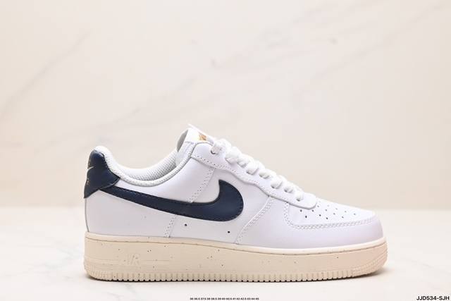 真标耐克nike Air Force 1 Low空军一号低帮百搭休闲运动板鞋。柔软、弹性十足的缓震性能和出色的中底设计，横跨复古与现代的外型结合，造就出风靡全球