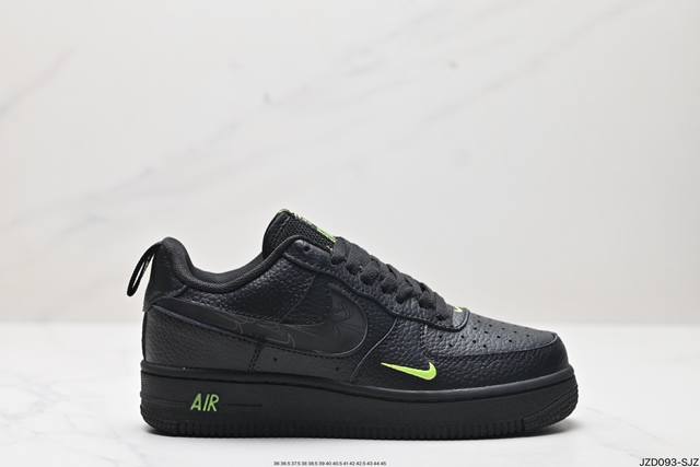 公司级耐克nike Air Force 1 Low 空军一号低帮百搭休闲运动板鞋。柔软、弹性十足的缓震性能和出色的中底设计，横跨复古与现代的外型结合，造就出风靡