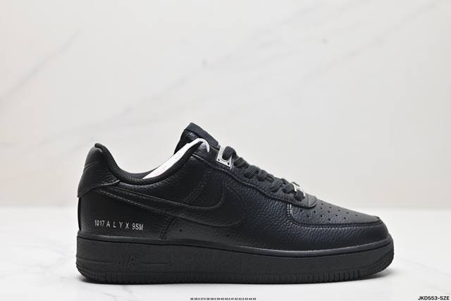 公司级耐克nike Air Force 1‘07 空军一号低帮百搭休闲运动板鞋。柔软、弹性十足的缓震性能和出色的中底设计，横跨复古与现代的外型结合，造就出风靡全