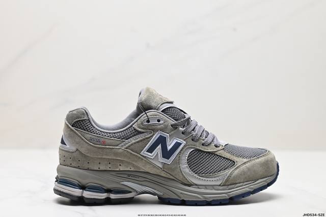 公司级new Balance 2R 复古单品 热门复古鞋型new Balance 2R，近日又曝出一款全新配色并释出官图。整双鞋采用棕色和米色主打，非常适合秋季