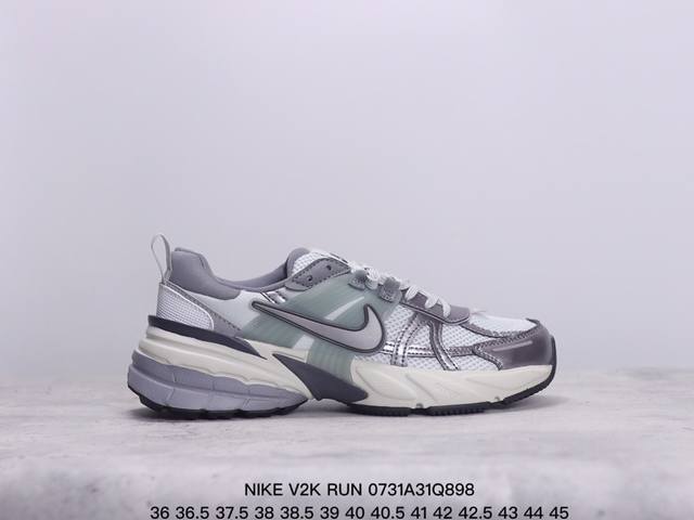 公司级耐克nike V2K Run跑步鞋复古风潮 网面透气运动鞋 灰银紧致的鞋面材质提供良好的包裹性鞋侧 Swoosh以及鞋头部分搭配增添不少亮点的镀铬细节鞋垫