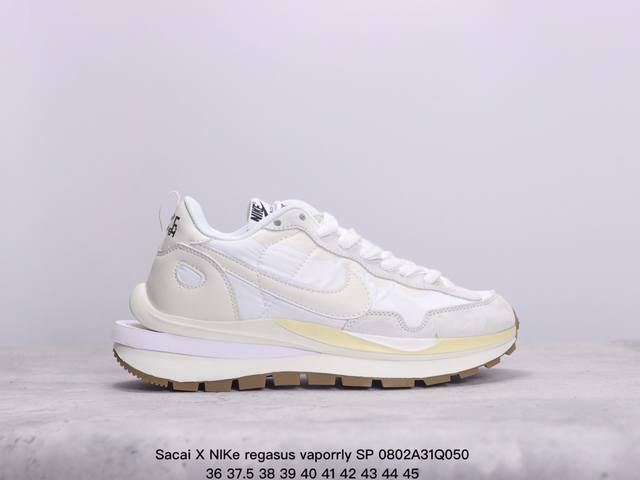 耐克sacai X Nike Regasus Vaporrly Sp 华夫双勾三代3.0走秀 鞋身材质由翻毛皮和透气网布共同打造。熟悉的解构手法、重叠swoos