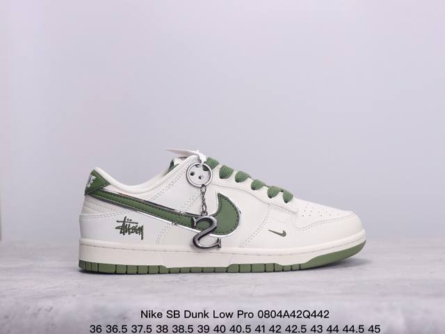 耐克 Nike Sb Dunk Low Pro 复古低帮休闲运动滑板板鞋。采用脚感柔软舒适zoomair气垫，有效吸收滑板等极限运动在落地时带来的冲击力，为街头