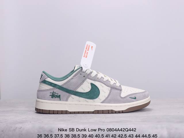 耐克 Nike Sb Dunk Low Pro 复古低帮休闲运动滑板板鞋。采用脚感柔软舒适zoomair气垫，有效吸收滑板等极限运动在落地时带来的冲击力，为街头