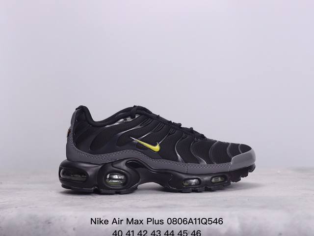 耐克 Nike Air Max Plus是nike旗下另类鞋款的代表，Tn 它诞生于 6年，是第一款使用tunedair气垫的跑鞋，其特点就在于实现各气室间气压