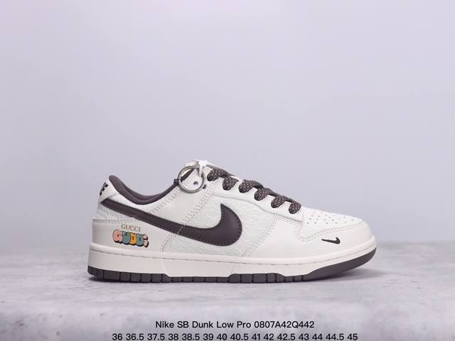 耐克 Nike Sb Dunk Low Pro 复古低帮休闲运动滑板板鞋。采用脚感柔软舒适zoomair气垫，有效吸收滑板等极限运动在落地时带来的冲击力，为街头