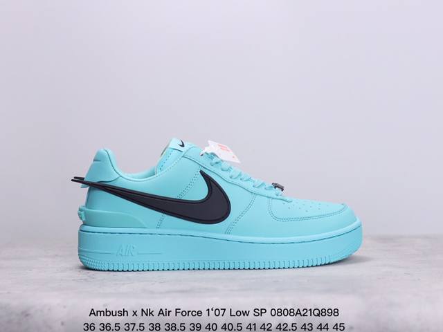 真标ambush X Nk Air Force 7 Low Sp 空军一号联名标志性的swoosh延伸至鞋跟之外 鞋舌和鞋垫上印有ambush品牌标志 整体简约