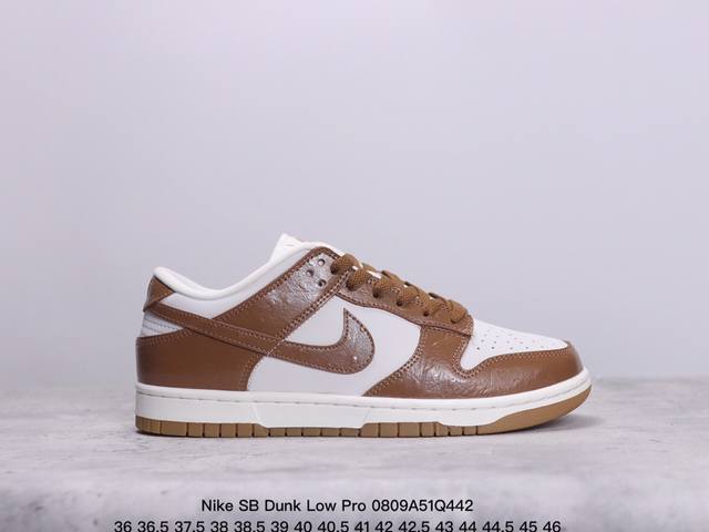 耐克 Nike Sb Dunk Low Pro 复古低帮休闲运动滑板板鞋。采用脚感柔软舒适zoomair气垫，有效吸收滑板等极限运动在落地时带来的冲击力，为街头