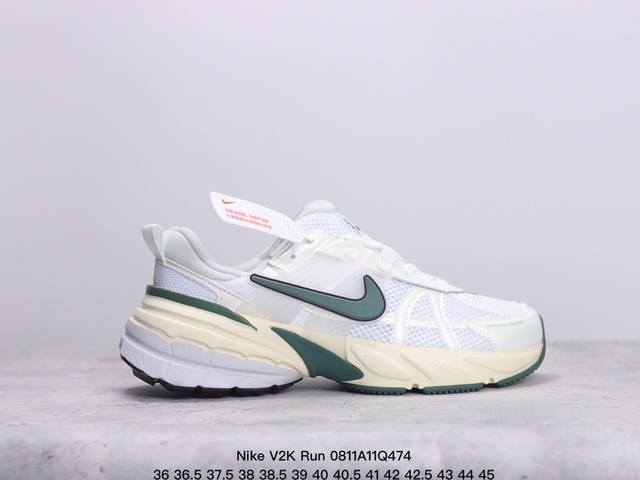 nike V2K Run 复古单品 复古老爹鞋跑步鞋 鞋款被命名为 Runtekk 设计上借鉴了 2000 年的跑鞋风格 配色上以金属银为主调 简练又有复古运动