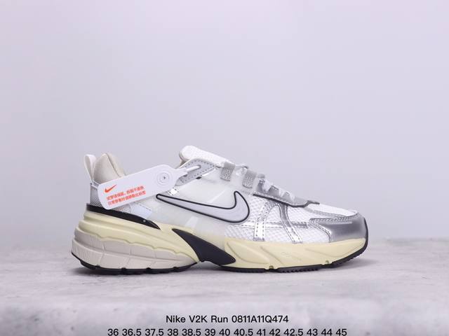 nike V2K Run 复古单品 复古老爹鞋跑步鞋 鞋款被命名为 Runtekk 设计上借鉴了 2000 年的跑鞋风格 配色上以金属银为主调 简练又有复古运动