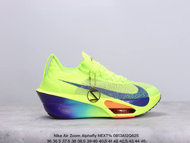 公司级新品发布 Nike Air Zoom Alphafly Next% 整体采用前作的设计语言，并且对后者的细节进行升级，马拉松和长距离路跑的性能极限设计而生