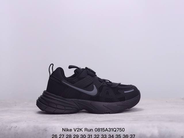 童鞋 Nike V2K Run 复古单品 复古老爹鞋跑步鞋 鞋款被命名为 Runtekk 设计上借鉴了 2000 年的跑鞋风格 配色上以金属银为主调 简练又有复