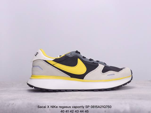 sacai X Nike Regasus Vaporrly Sp 华夫三代3.0走秀 ，鞋身材质由翻毛皮和透气网纱共同打造。熟悉的解构手法、重叠swoosh、双