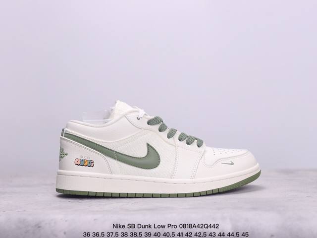 耐克 Nike Sb Dunk Low Pro 复古低帮休闲运动滑板板鞋。采用脚感柔软舒适zoomair气垫，有效吸收滑板等极限运动在落地时带来的冲击力，为街头