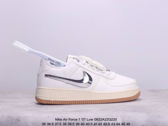 耐克 Nike Air Force 1 '07 Low 空军一号低帮，柔软、弹性十足的缓震性能和出色的中底设计，横跨复古与现代的外型结合，造就出风靡全球三十多年