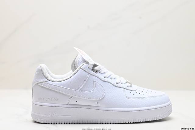 公司级耐克nike Air Force 1‘07 空军一号低帮百搭休闲运动板鞋。柔软、弹性十足的缓震性能和出色的中底设计，横跨复古与现代的外型结合，造就出风靡全