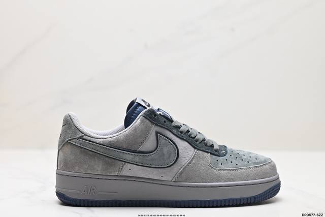 福利 公司级耐克nike Air Force 1 Low 空军一号低帮百搭休闲运动板鞋。柔软、弹性十足的缓震性能和出色的中底设计，横跨复古与现代的外型结合，造就