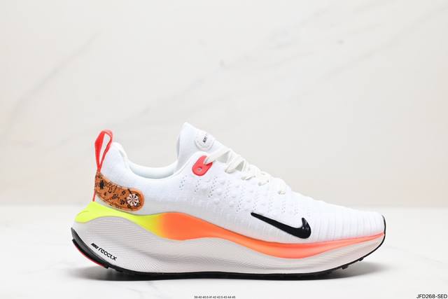 公司级nike Reactx Infinity Run 4 马拉松 轻量鞋面搭配位于足弓处的全新板带设计，细致包裹双脚，为nike飞马带来更稳固可靠的贴合感受。