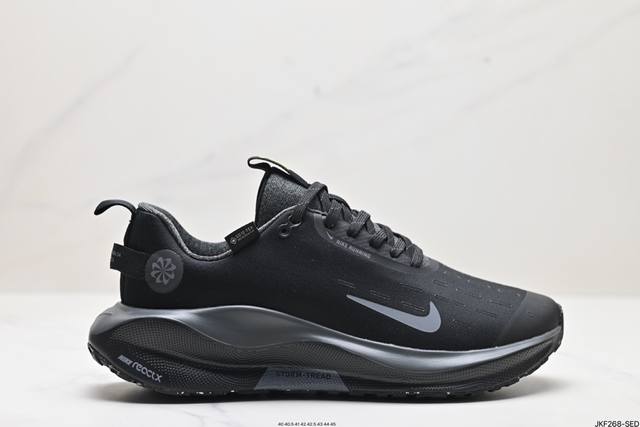 公司级nike Reactx Infinity Run 4 Gtx 马拉松 轻量鞋面搭配位于足弓处的全新板带设计，细致包裹双脚，为nike飞马带来更稳固可靠的贴