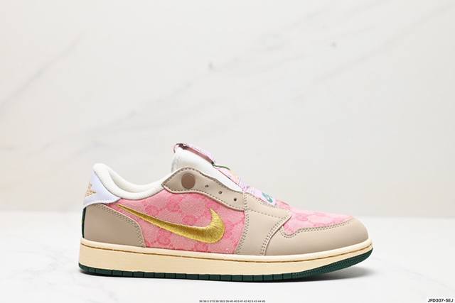 公司级air Jordan 1 Low Slip Shadow 全新配色 刺绣勾 解构风 乔丹篮球鞋系列 这款特别版采用无鞋带设计 容易穿脱 更有独特刺绣swo