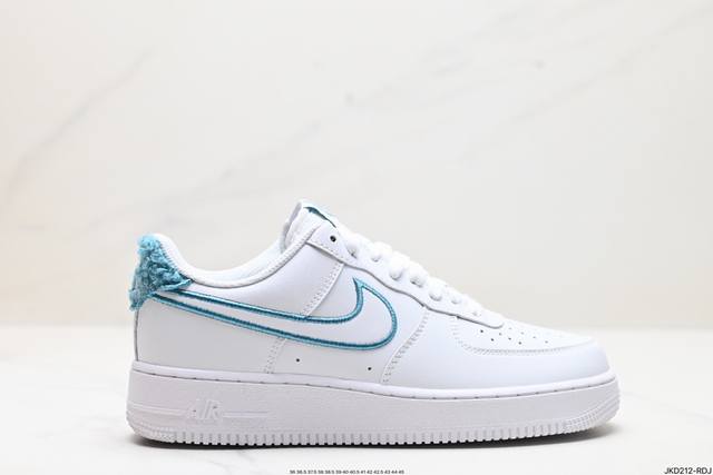 公司级耐克nike Air Force 1‘07 空军一号低帮百搭休闲运动板鞋。柔软、弹性十足的缓震性能和出色的中底设计，横跨复古与现代的外型结合，造就出风靡全