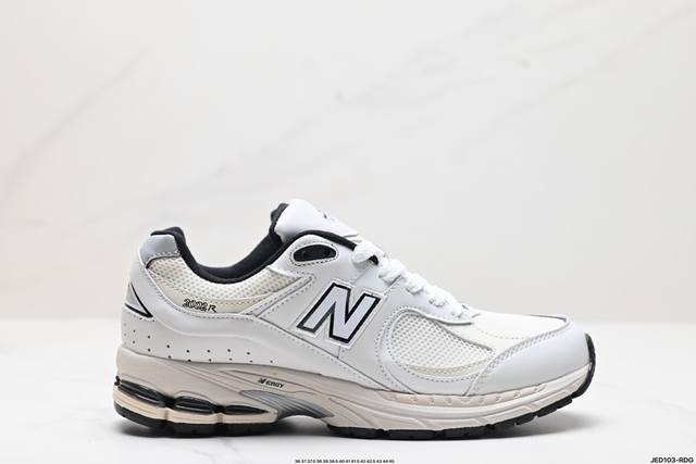 公司级new Balance 2002R 复古单品 热门复古鞋型new Balance 2002R，近日又曝出一款全新配色并释出官图。整双鞋采用棕色和米色主打，