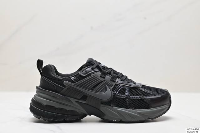 真标耐克nike V2K Run跑步鞋复古风潮 网面透气运动鞋 灰银紧致的鞋面材质提供良好的包裹性鞋侧 Swoosh以及鞋头部分搭配增添不少亮点的镀铬细节鞋垫上