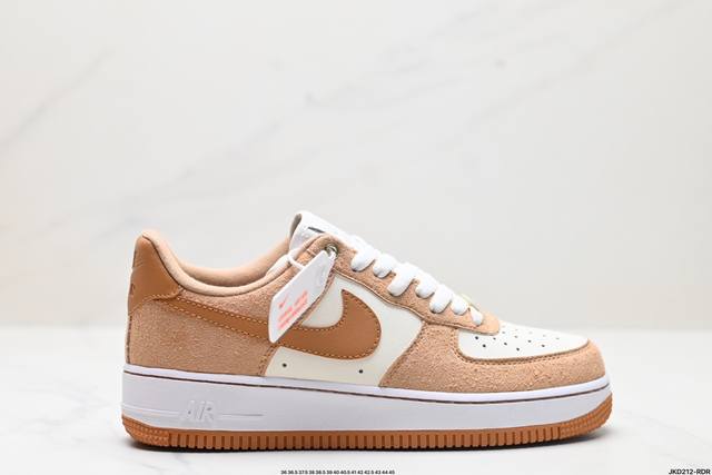 公司级耐克nike Air Force 1‘07 空军一号低帮百搭休闲运动板鞋。柔软、弹性十足的缓震性能和出色的中底设计，横跨复古与现代的外型结合，造就出风靡全 - 点击图像关闭