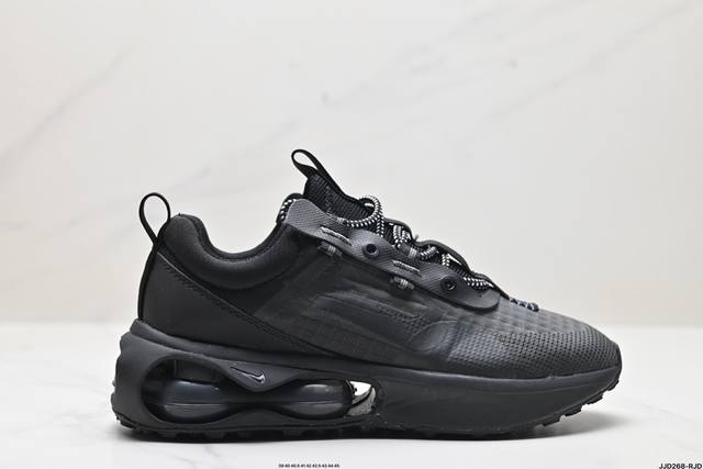 公司级air Max 半掌气垫运动鞋 机能风 该鞋款以黑色、铁灰色和白色的组合示人 酷感十足 鞋款最大亮点是足底和空心泡沫中底的新型air缓震装置 带来了更为轻