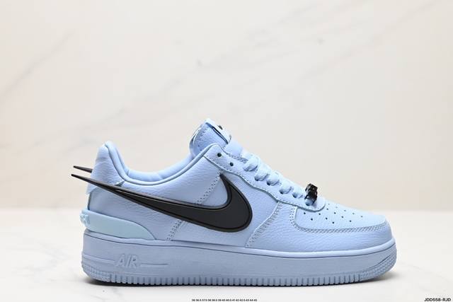 真标ambush X Nk Air Force 7 Low Sp 空军一号联名标志性的swoosh延伸至鞋跟之外 鞋舌和鞋垫上印有ambush品牌标志 整体简约