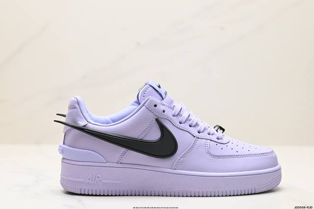 真标ambush X Nk Air Force 7 Low Sp 空军一号联名标志性的swoosh延伸至鞋跟之外 鞋舌和鞋垫上印有ambush品牌标志 整体简约