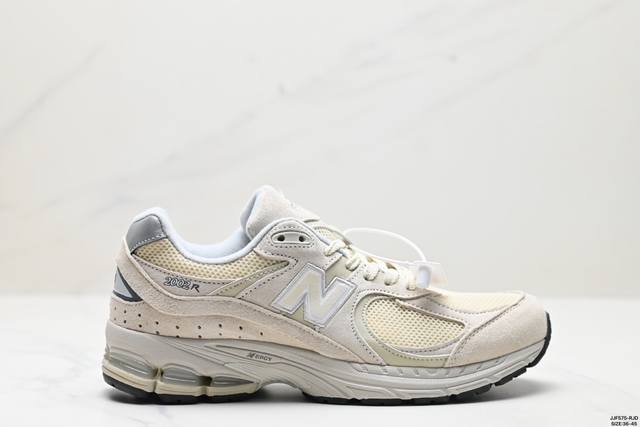 真标new Balance 2002R 复古单品 热门复古鞋型new Balance 2002R，近日又曝出一款全新配色并释出官图。整双鞋采用棕色和米色主打，非