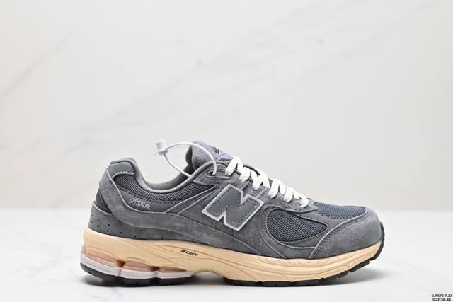 真标new Balance 2002R 复古单品 热门复古鞋型new Balance 2002R，近日又曝出一款全新配色并释出官图。整双鞋采用棕色和米色主打，非