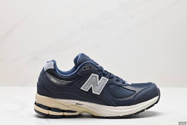 真标new Balance 2002R 复古单品 热门复古鞋型new Balance 2002R，近日又曝出一款全新配色并释出官图。整双鞋采用棕色和米色主打，非