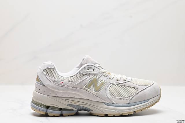 真标new Balance 2002R 复古单品 热门复古鞋型new Balance 2002R，近日又曝出一款全新配色并释出官图。整双鞋采用棕色和米色主打，非