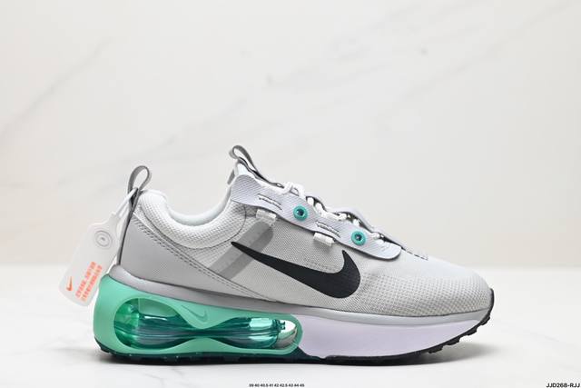 公司级air Max 半掌气垫运动鞋 机能风 该鞋款以黑色、铁灰色和白色的组合示人 酷感十足 鞋款最大亮点是足底和空心泡沫中底的新型air缓震装置 带来了更为轻