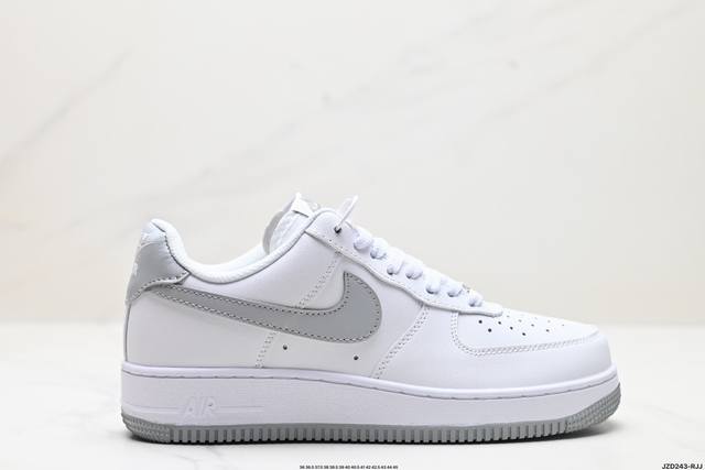 公司级耐克nike Air Force 1 Low 空军一号低帮百搭休闲运动板鞋。柔软、弹性十足的缓震性能和出色的中底设计，横跨复古与现代的外型结合，造就出风靡