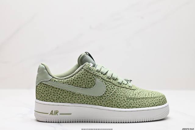 公司级耐克nike Air Force 1‘07 空军一号低帮百搭休闲运动板鞋。柔软、弹性十足的缓震性能和出色的中底设计，横跨复古与现代的外型结合，造就出风靡全