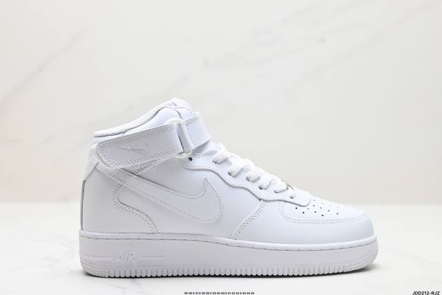 真标耐克nike Air Force 1 Mid 07 空军一号高帮百搭休闲运动板鞋。柔软、弹性十足的缓震性能和出色的中底设计，横跨复古与现代的外型结合，造就出