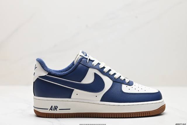 公司级耐克nike Air Force 1‘07 空军一号低帮百搭休闲运动板鞋。柔软、弹性十足的缓震性能和出色的中底设计，横跨复古与现代的外型结合，造就出风靡全