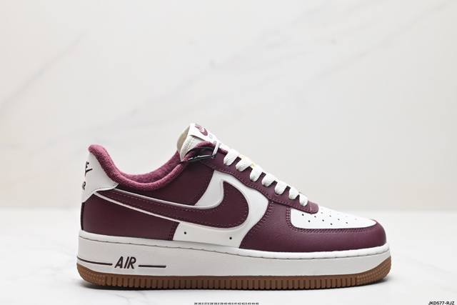 公司级耐克nike Air Force 1‘07 空军一号低帮百搭休闲运动板鞋。柔软、弹性十足的缓震性能和出色的中底设计，横跨复古与现代的外型结合，造就出风靡全