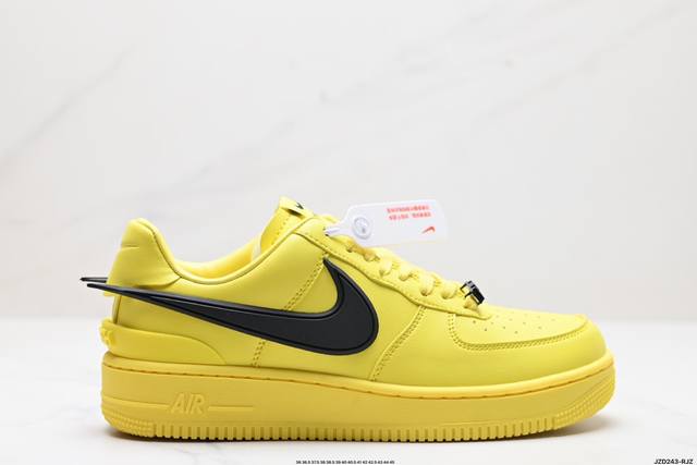 真标ambush X Nk Air Force 7 Low Sp 空军一号联名标志性的swoosh延伸至鞋跟之外 鞋舌和鞋垫上印有ambush品牌标志 整体简约